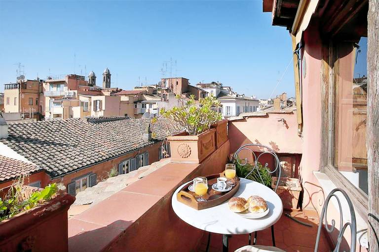Holiday apartment with patio | Next to Trevi Fountain in Vittoria