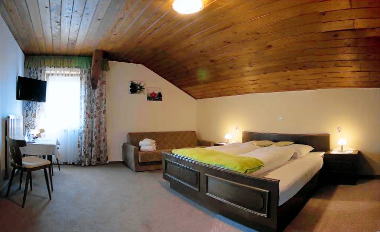 Dreibettzimmer Etagendusche Etagen WC Bademantel