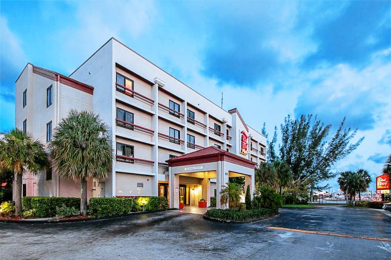 Red Roof PLUS Miami Airport — photo 2
