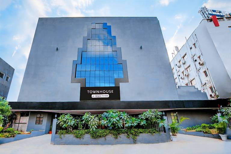 Super Townhouse Lakdikapul in Banjar