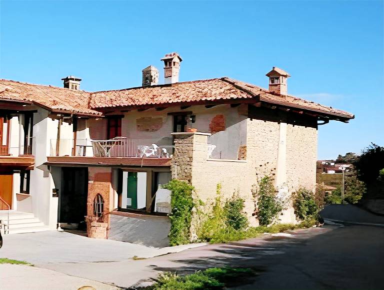 Farm with garden & terrace in Serralunga d'Alba