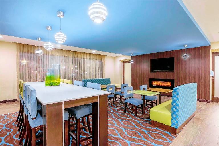 La Quinta Inn & Suites by Wyndham Artesia — photo 2