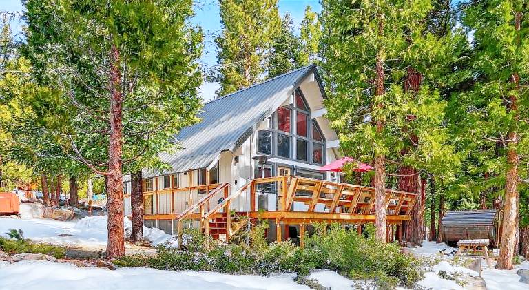 Peaceful Tahoe Retreat by AvantStay Cozy Modern Cabin • Sauna Hot Tub Fireplace • Near Lake in South Lake Tahoe, CA