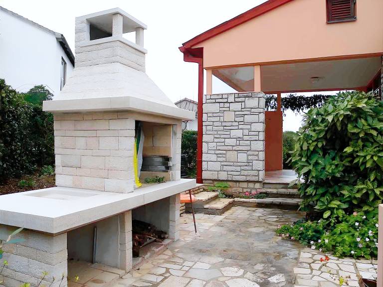 Apartment with yard, barbeque & terrace — photo 4