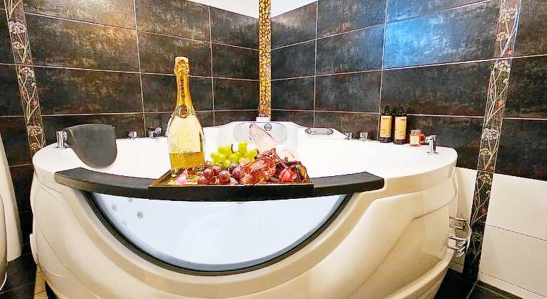 Serviced apartment with hot tub & terrace | Pets allowed — photo 2