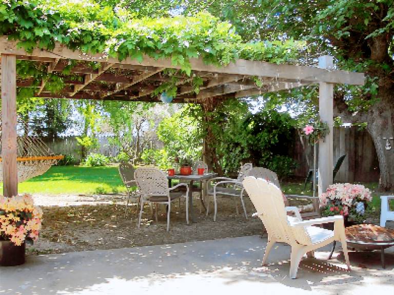Cottage on Armstrong — photo 3