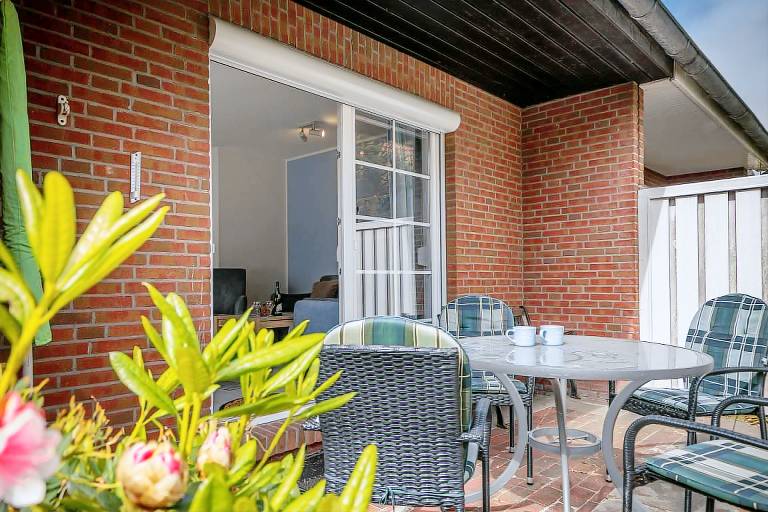 Gemütlichkeit und Erholung pur: Die Doppelhaushälfte mit schöner Terrasse bietet Raum für bis zu 5 Personen und 1 Kleinkind. in Wittmund