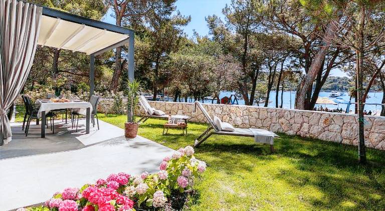 Holiday apartment with yard & terrace in Mali Losinj