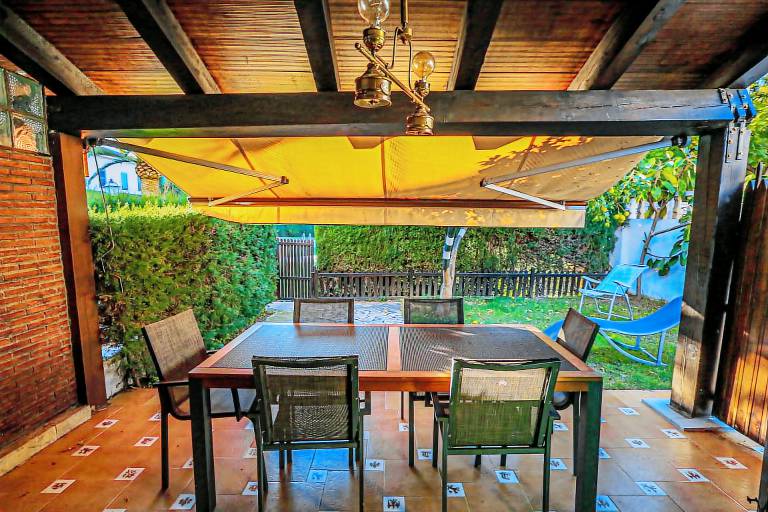 Vacation home with garden, BBQ & pool | Beach nearby | Pets are welcome — photo 3