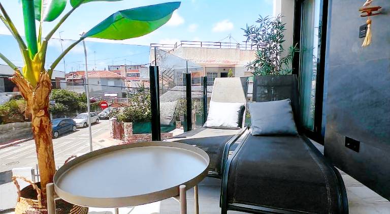 Air-conditioned Elisa Apartment with spacious sunroof lounge and swimming pool — photo 3