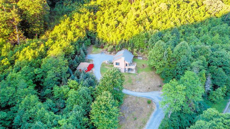 Pine Creek Cabin - Quaint cabin in the heart of Blowing Rock with a hot tub! Ample privacy! — photo 3