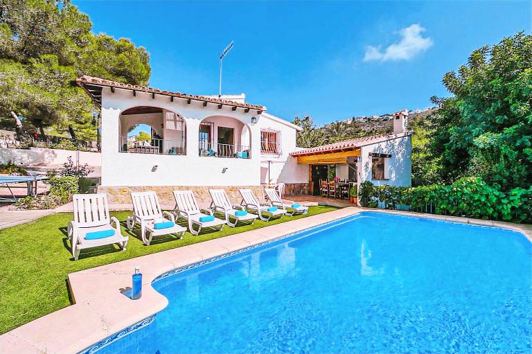 Fully equipped lovely villa with private pool, yard & terrace | Pets allowed in Mora