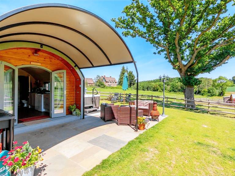 Camping suite with hot tub & garden | Water view — photo 3