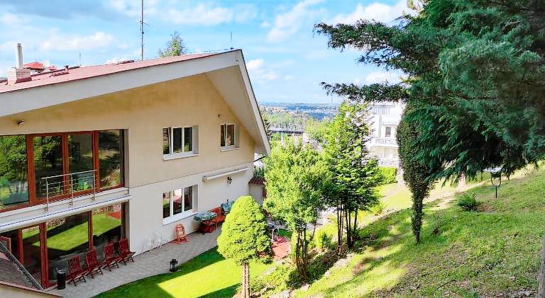 Vila  Dolní Břežany