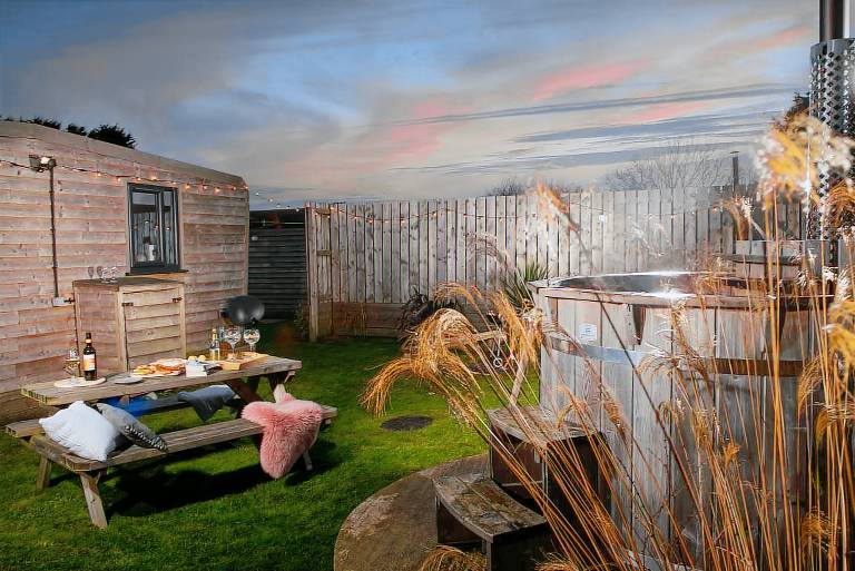 Child-friendly cottage with garden & hot tub | Pets are welcome — photo 2