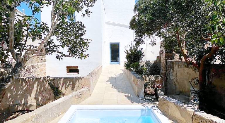 Vacation home with pool in Patu