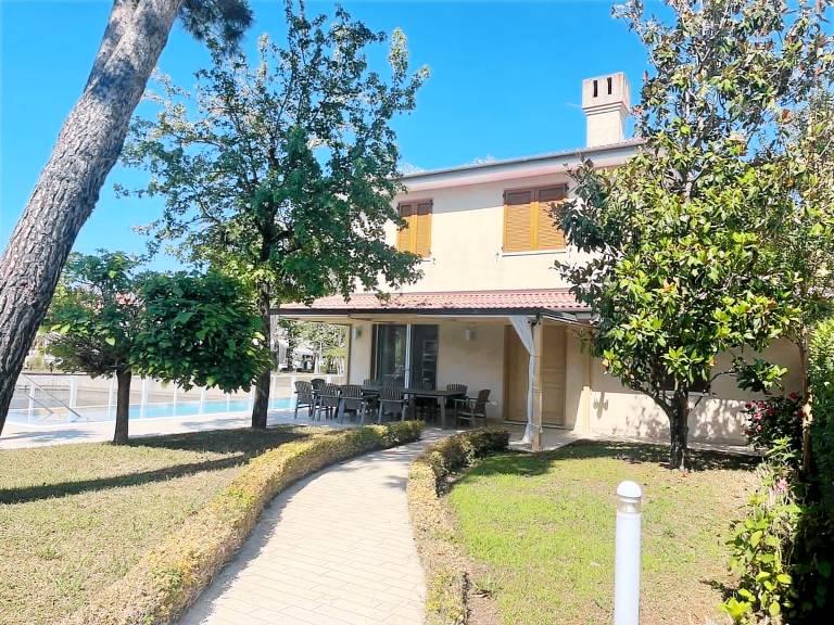 Villa with private pool, terrace & yard | Garden view — photo 5