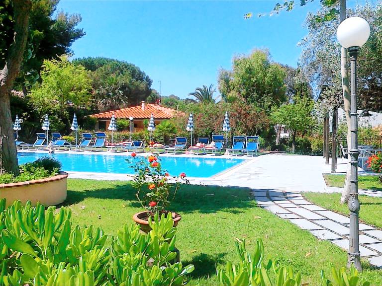 Apartment with yard & pool in Capoliveri