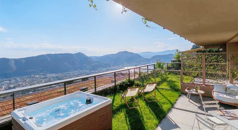 Holiday apartment with jacuzzi — photo 2