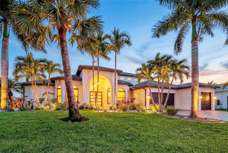 Waterfront Oasis of Luxury & Comfort, Heated Pool/Spa, Pool Table, Bikes - Southern Sun Retreat — photo 4
