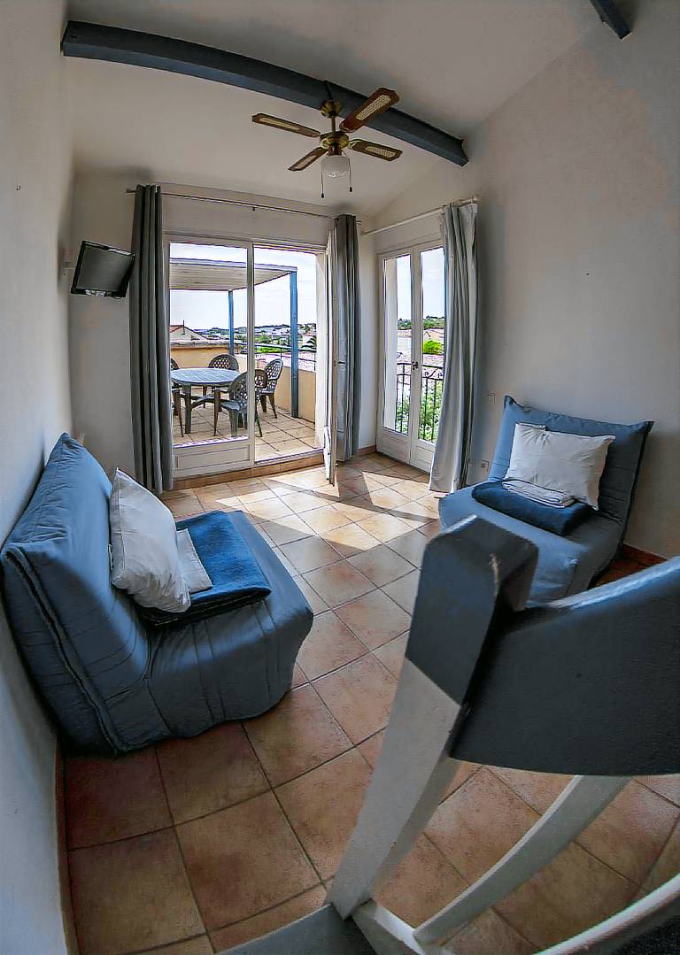 Serviced apartment with patio, pool & garden | Pets allowed — photo 2