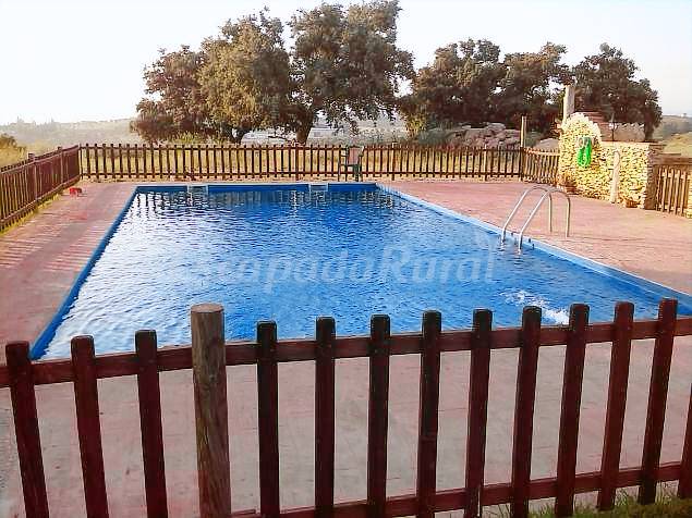 Cottage with barbecue, yard & pool | Garden view — photo 2