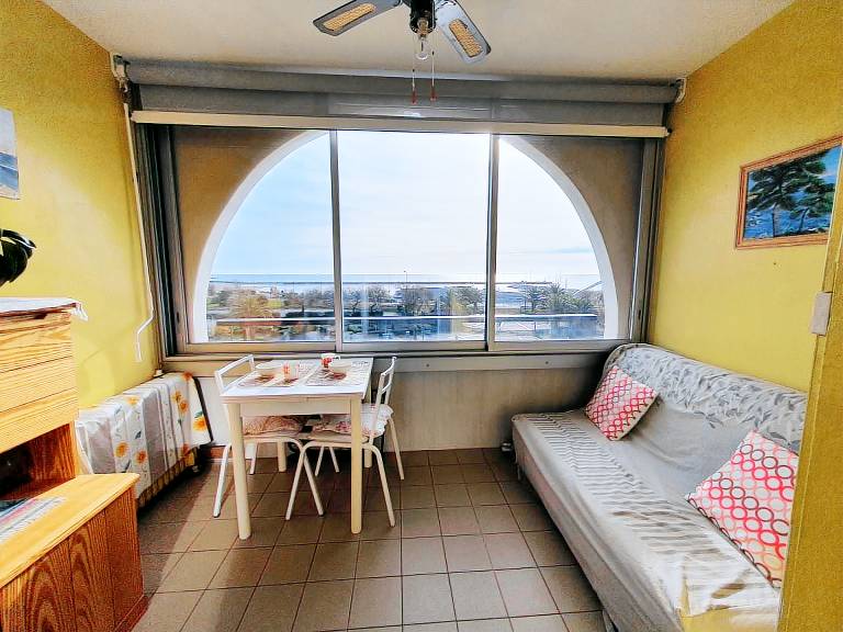 Seafront 1-Bedroom with Parking, Near Beach & Shops — photo 4