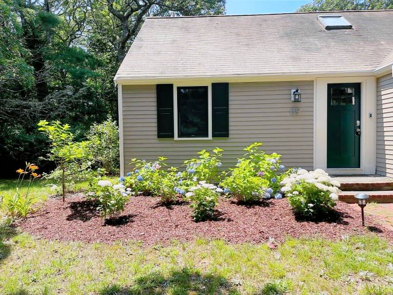 "Seaquester" Cottage: Your Charming Dog-Friendly Brewster Escape – Golf and Beaches Minutes Away! — photo 2