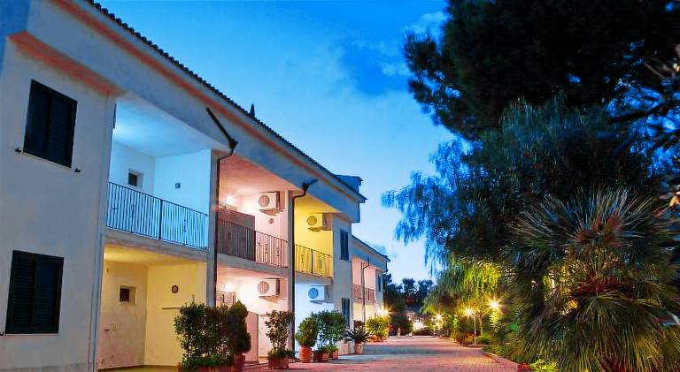 Serviced apartment with garden, terrace & pool — photo 4