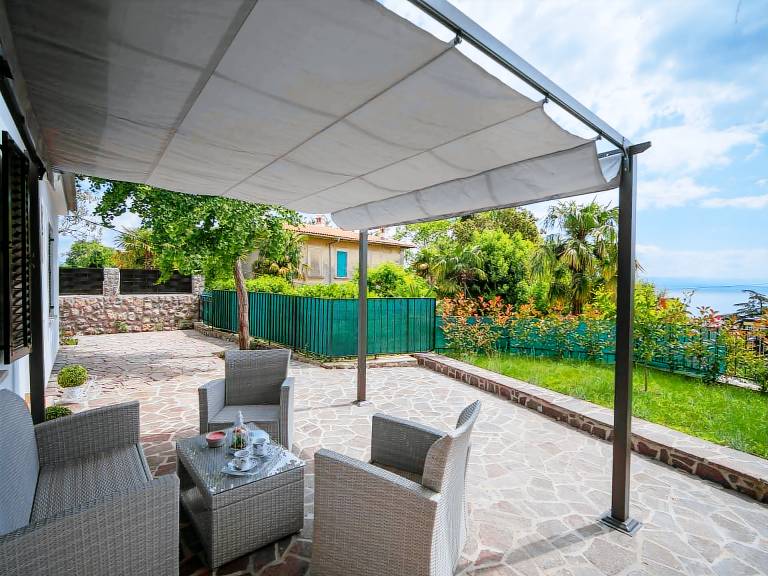 Vacation home with terrace, barbeque & yard | Pet-friendly — photo 4
