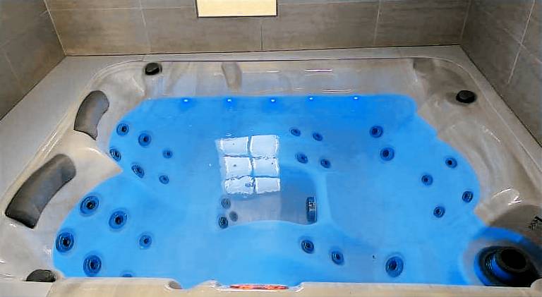 Vacation home with jacuzzi — photo 3