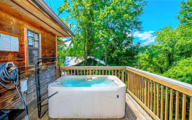 TN Bear Den - Cozy vibes and a hot tub! in Sevierville, TN