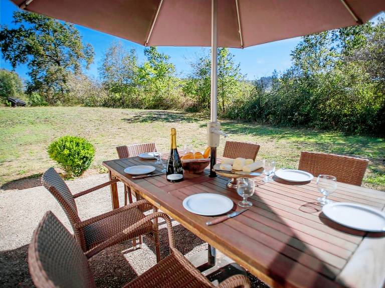 Vacation home with terrace & pool — photo 3
