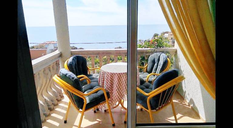 Rental apartment with BBQ, yard & patio — photo 3
