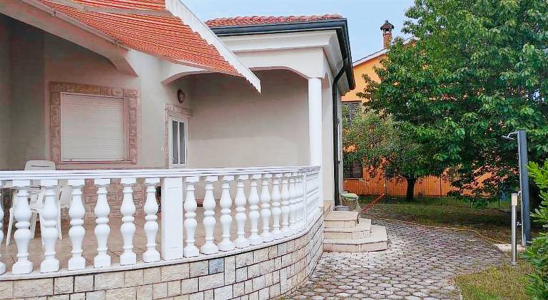 House with jacuzzi & patio — photo 5