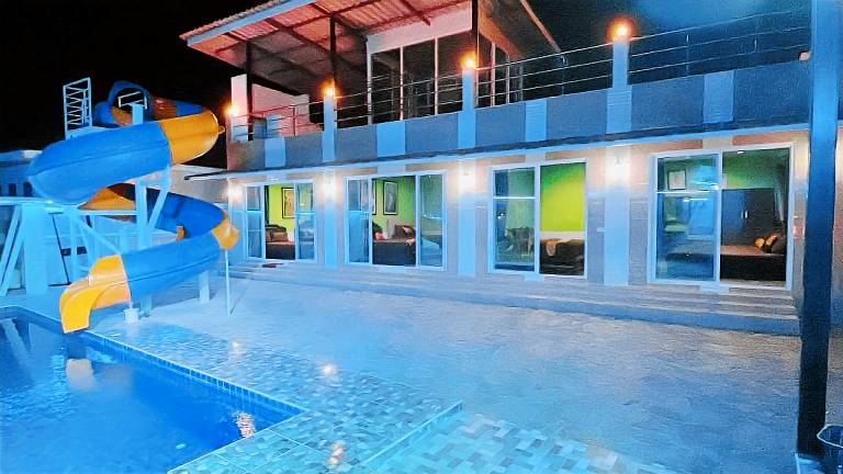 Villa with yard, pool & barbeque | Perfect for remote work — photo 5