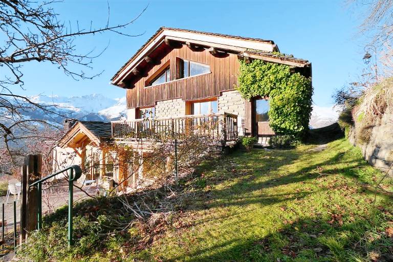 Apartment 'Chalet Paisible' with Mountain View, Private Terrace and Wi-Fi in Bourg-Saint-Maurice