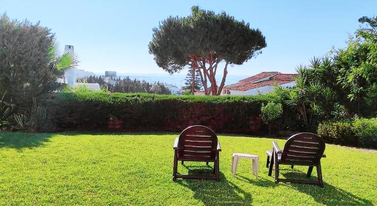 Fully equipped beautiful rental apartment with garden, BBQ & patio | Next to the beach | Perfect for remote work | Dogs allowed in Estepona