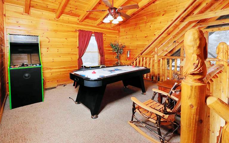 Child-friendly cabin with pool, BBQ & jacuzzi | Mountain view | Pets allowed — photo 2