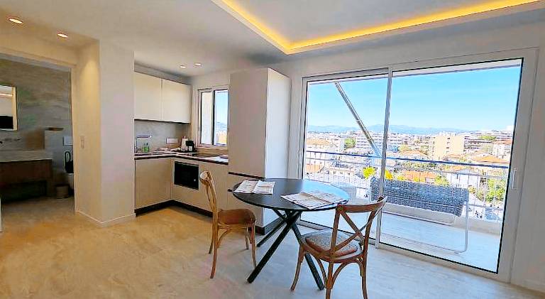 Holiday apartment with patio in Antibes