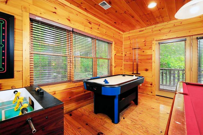 Cabin with barbeque, patio & hot tub | Mountain view — photo 4