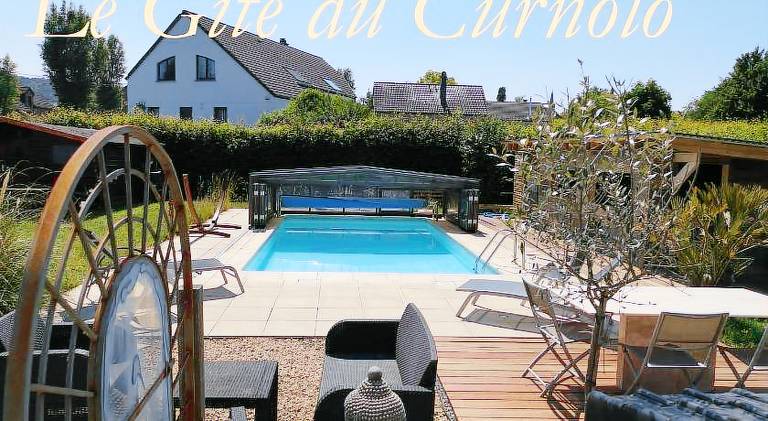 Gite coquet 2 chambres, 2 salles de douches avec piscine, spa in Namur