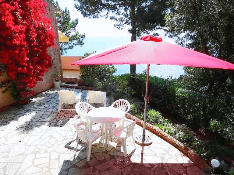 Family-oriented wonderful villa with grill, garden & patio | Sea view | Next to the beach | Pet-friendly — photo 4