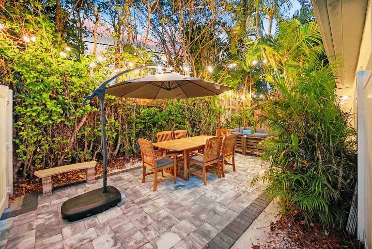 Uhost AI 4 Unit Gem Mins to Las Olas Beach