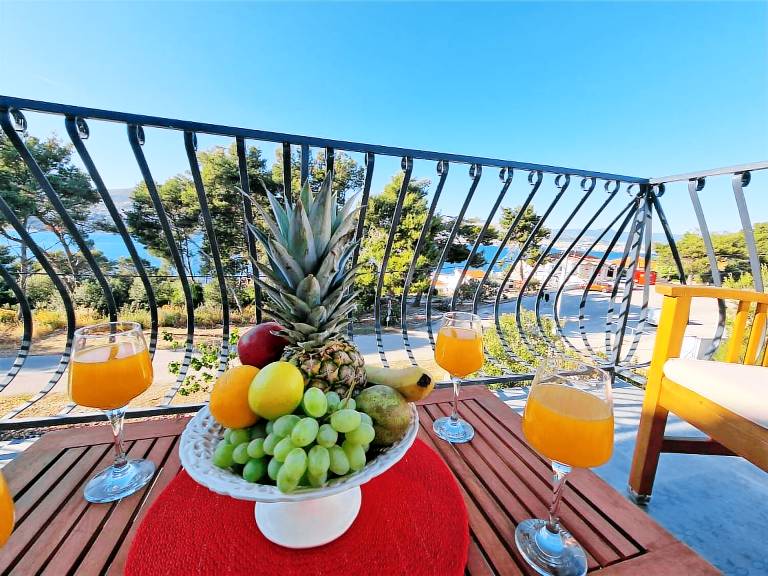 Rental apartment with patio & barbeque | Sea view — photo 3