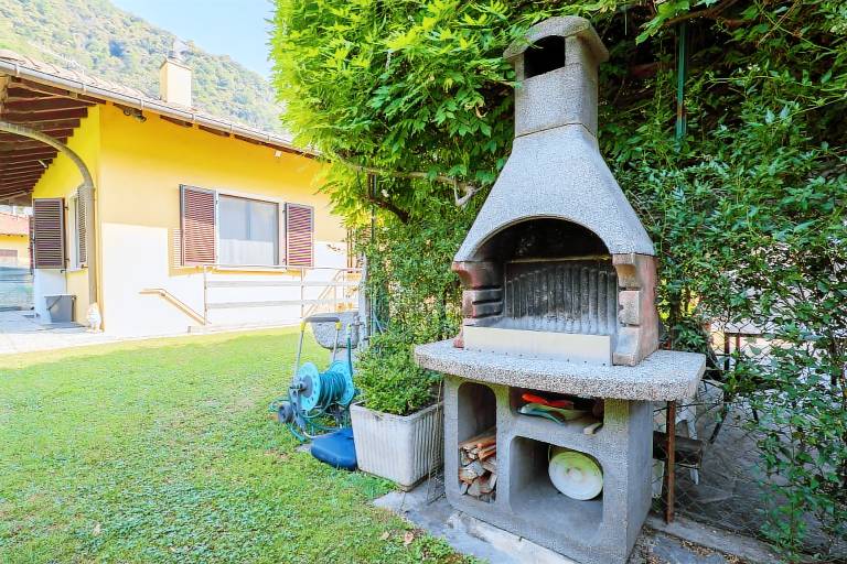 House with patio, yard & BBQ | Garden view — photo 5