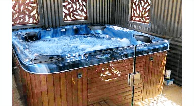 Unique Zone half house with games room & outdoor jacuzzi in Maiden Gully Bendigo