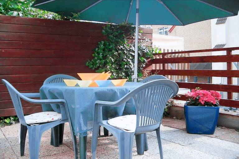 House with terrace & yard — photo 4
