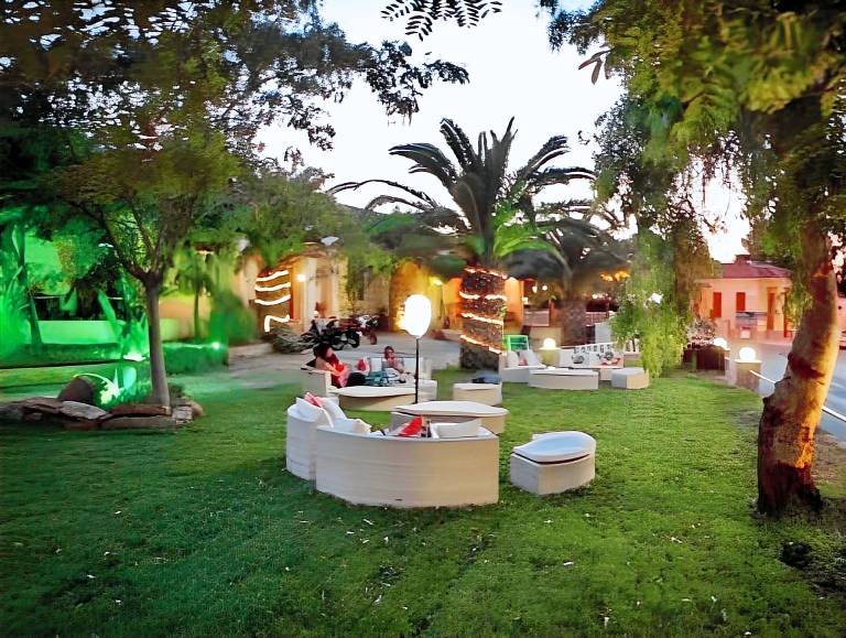 Apartment with patio, garden & barbeque — photo 3