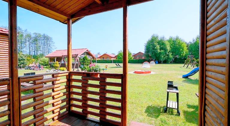 Vacation home with terrace, grill & yard — photo 5
